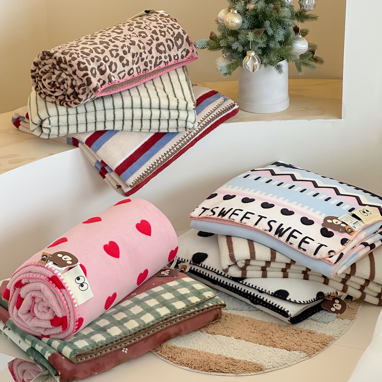 91家纺网 家纺一手货源 找家纺 桃子家居 2025新款A类ins加厚半边绒米粒绒牛奶绒三角针贝壳边多功能毛毯毯子 组合图仅供展示不可下单