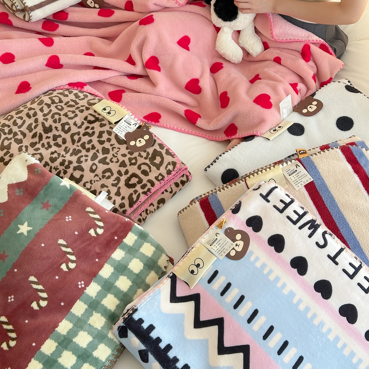 91家纺网 家纺一手货源 找家纺 桃子家居 2025新款A类ins加厚半边绒米粒绒牛奶绒三角针贝壳边多功能毛毯毯子 组合图仅供展示不可下单