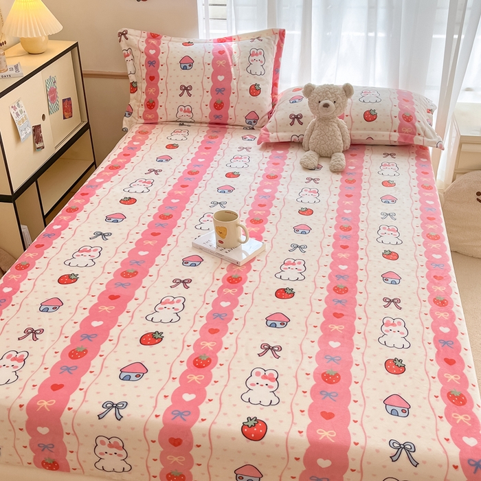 91家纺网 家纺一手货源 找家纺 寻米 2025新款高克重加厚保暖牛奶绒床笠-大床图 草莓兔兔