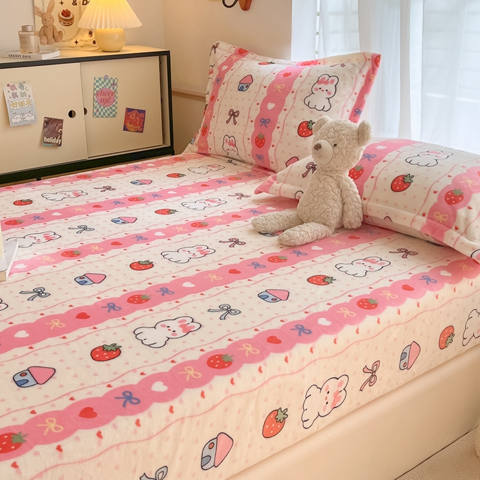 91家纺网 家纺一手货源 找家纺 寻米 2025新款高克重加厚保暖牛奶绒床笠-大床图 草莓兔兔