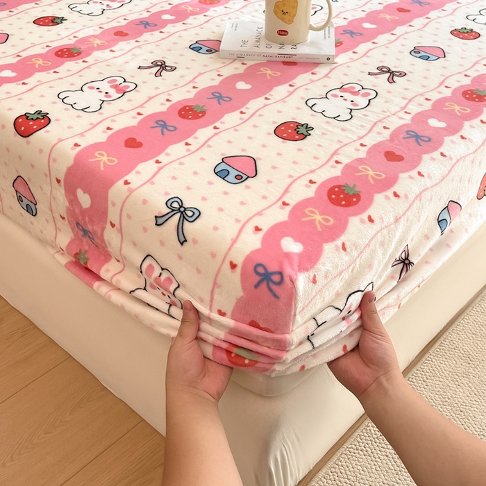 91家纺网 家纺一手货源 找家纺 寻米 2025新款高克重加厚保暖牛奶绒床笠-大床图 草莓兔兔