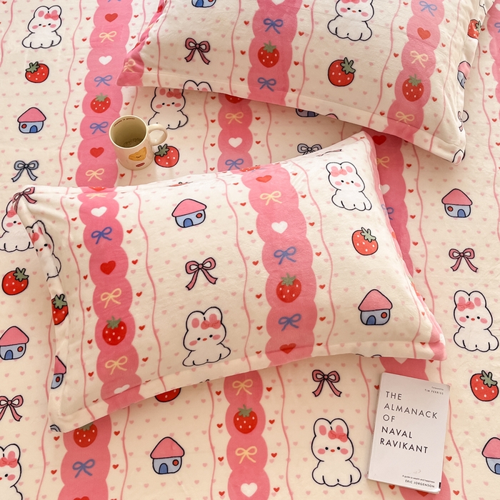 91家纺网 家纺一手货源 找家纺 寻米 2025新款高克重加厚保暖牛奶绒床笠-大床图 草莓兔兔