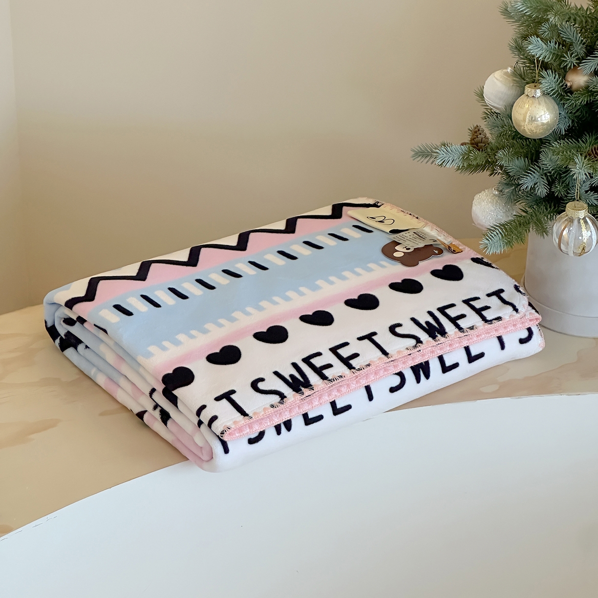 91家纺网 家纺一手货源 找家纺 桃子家居 2025新款A类ins加厚半边绒米粒绒牛奶绒三角针贝壳边多功能毛毯毯子 绒毛毯-三角针费尔岛粉