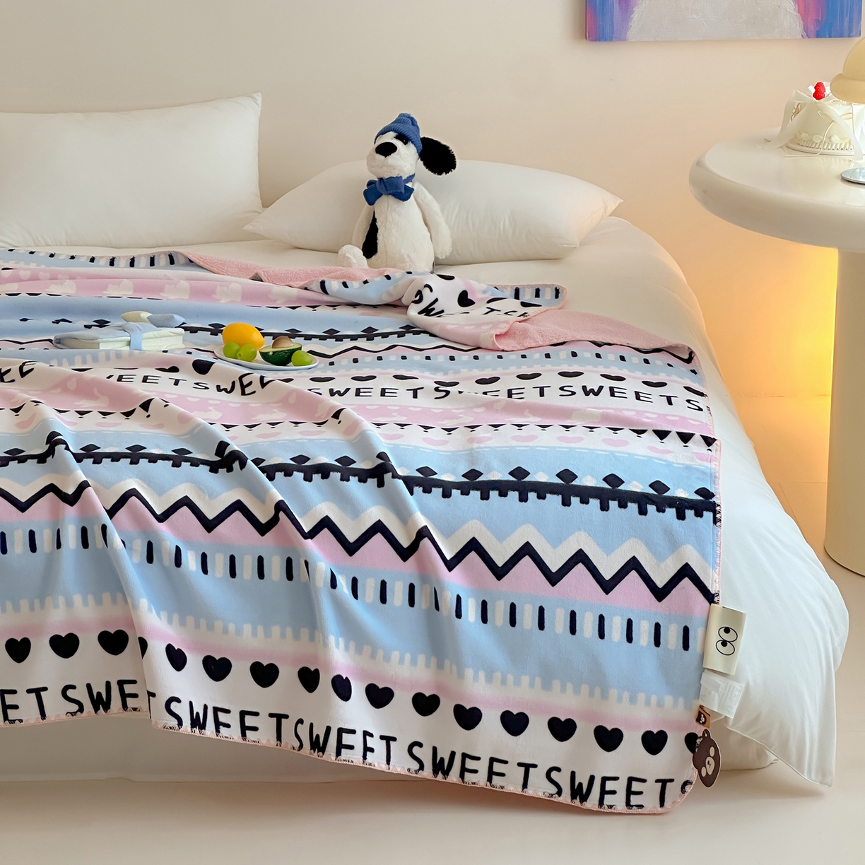 91家纺网 家纺一手货源 找家纺 桃子家居 2025新款A类ins加厚半边绒米粒绒牛奶绒三角针贝壳边多功能毛毯毯子 绒毛毯-三角针费尔岛粉