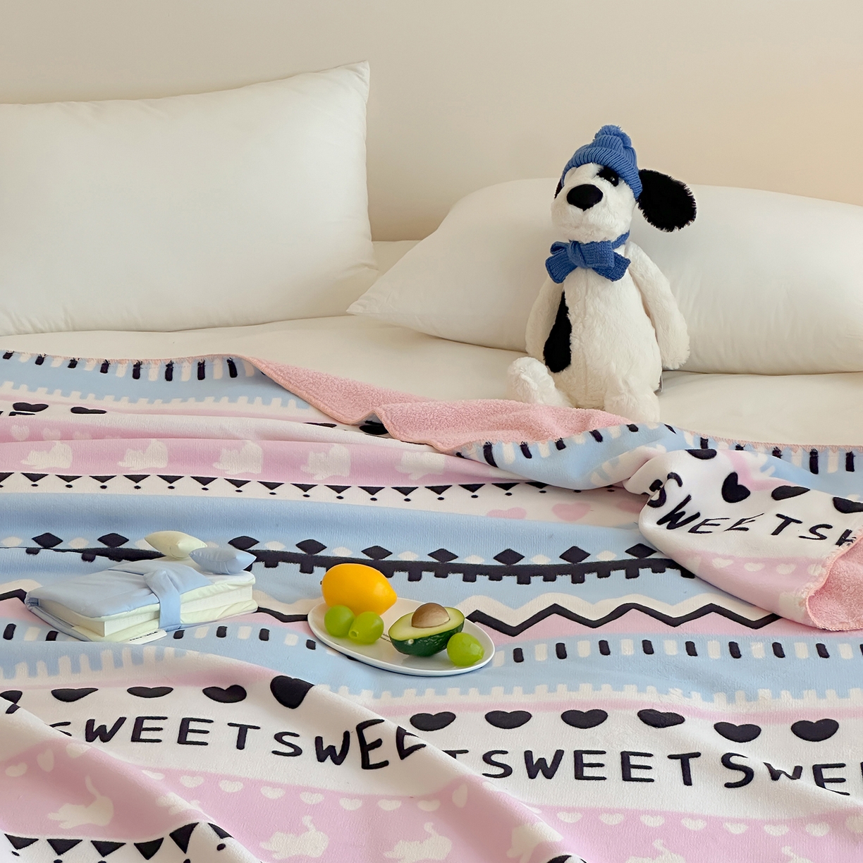 91家纺网 家纺一手货源 找家纺 桃子家居 2025新款A类ins加厚半边绒米粒绒牛奶绒三角针贝壳边多功能毛毯毯子 绒毛毯-三角针费尔岛粉