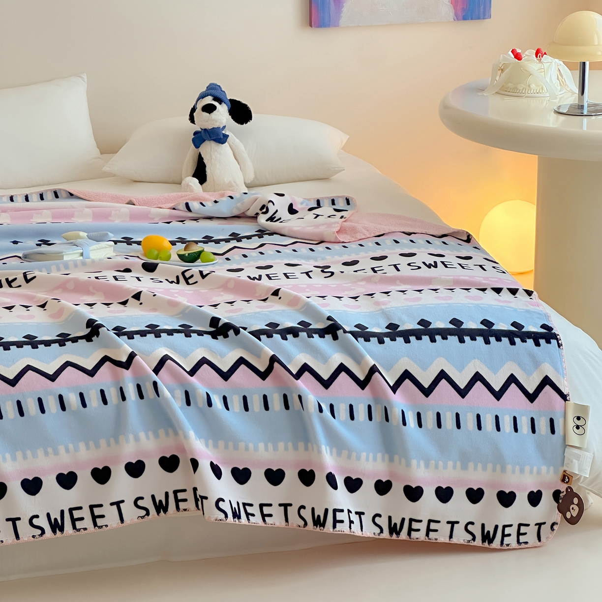 91家纺网 家纺一手货源 找家纺 桃子家居 2025新款A类ins加厚半边绒米粒绒牛奶绒三角针贝壳边多功能毛毯毯子 绒毛毯-三角针费尔岛粉