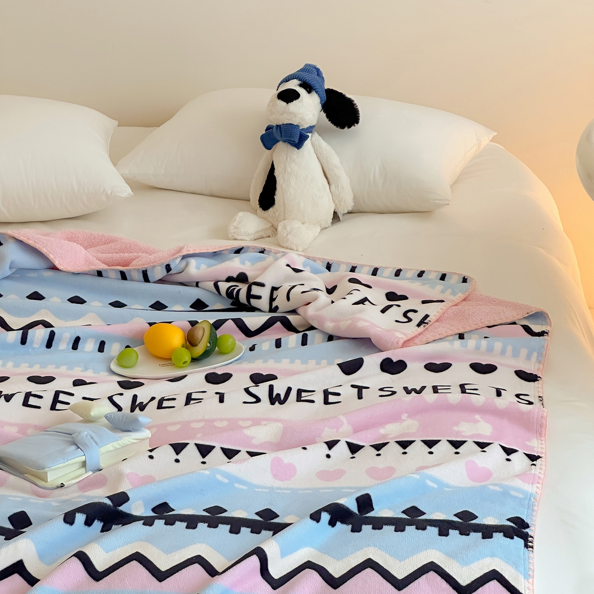 91家纺网 家纺一手货源 找家纺 桃子家居 2025新款A类ins加厚半边绒米粒绒牛奶绒三角针贝壳边多功能毛毯毯子 绒毛毯-三角针费尔岛粉