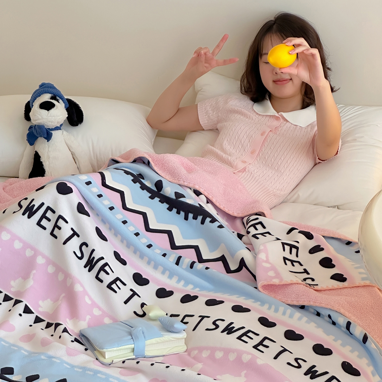 91家纺网 家纺一手货源 找家纺 桃子家居 2025新款A类ins加厚半边绒米粒绒牛奶绒三角针贝壳边多功能毛毯毯子 绒毛毯-三角针费尔岛粉