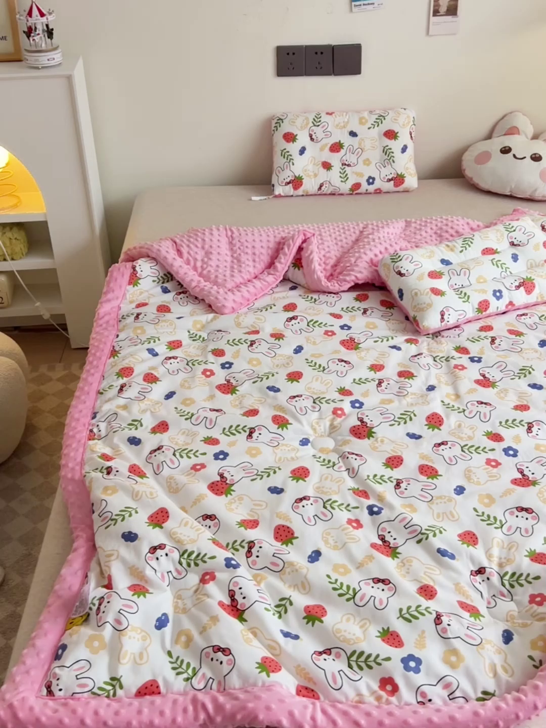 91家纺网 家纺一手货源 找家纺 十九色 2025秋冬新款全棉豆豆被春秋被被子被芯 大白兔