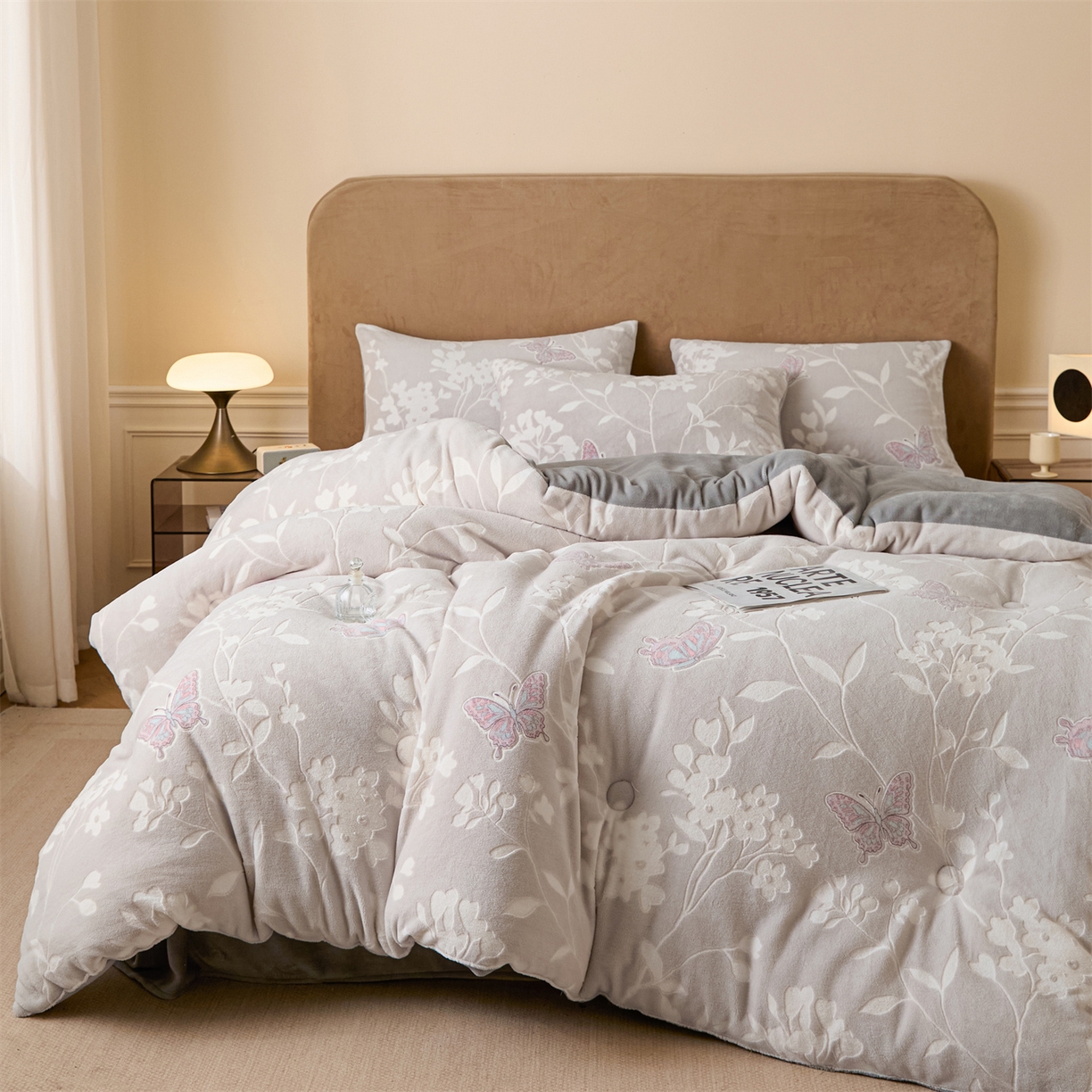 91家纺网 家纺一手货源 找家纺 星座家纺 2025新款雕花绒被子被芯冬被 蝶舞-浅灰