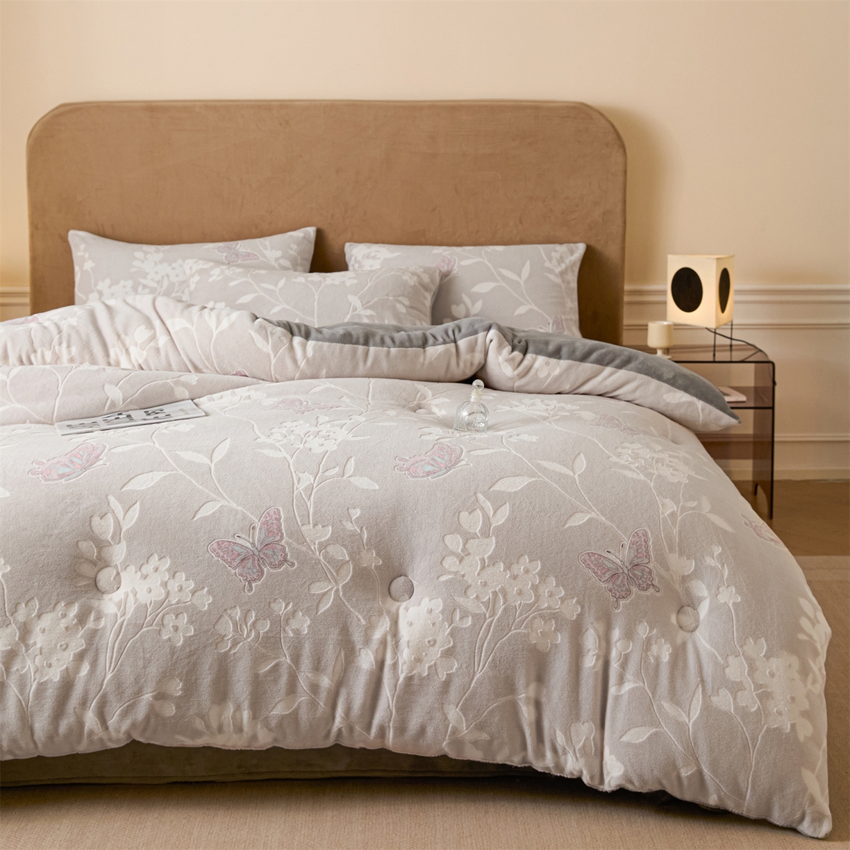 91家纺网 家纺一手货源 找家纺 星座家纺 2025新款雕花绒被子被芯冬被 蝶舞-浅灰