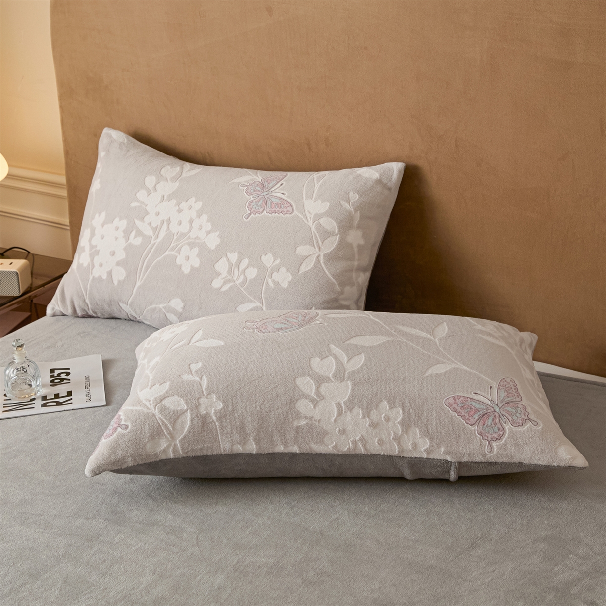 91家纺网 家纺一手货源 找家纺 星座家纺 2025新款雕花绒被子被芯冬被 蝶舞-浅灰