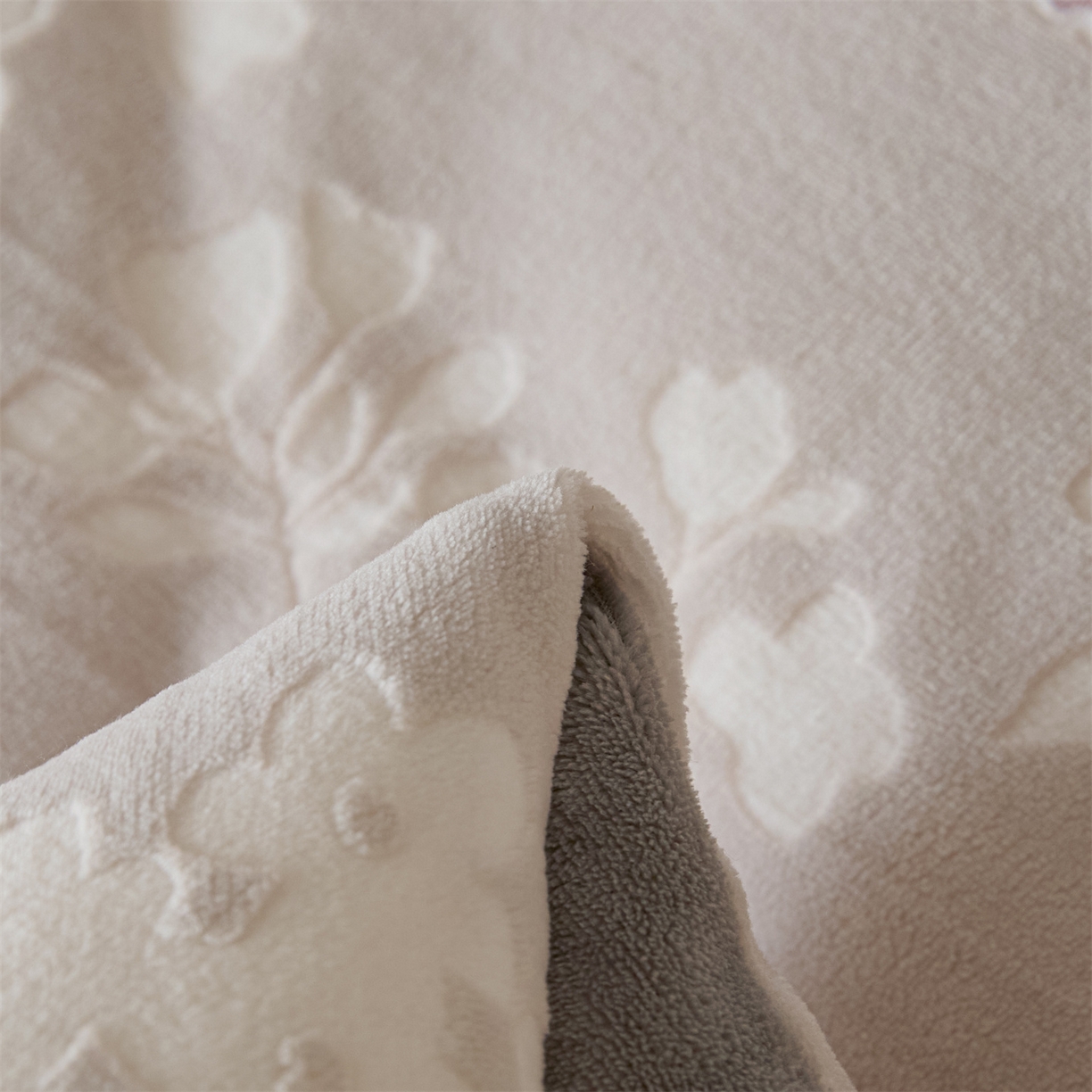 91家纺网 家纺一手货源 找家纺 星座家纺 2025新款雕花绒被子被芯冬被 蝶舞-浅灰