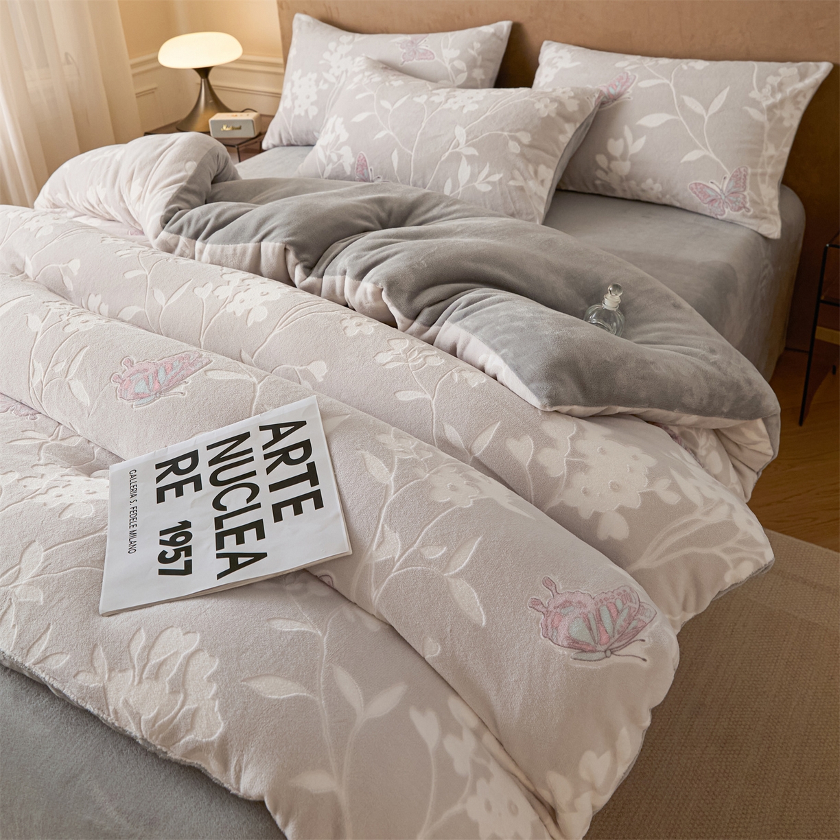91家纺网 家纺一手货源 找家纺 星座家纺 2025新款雕花绒被子被芯冬被 蝶舞-浅灰