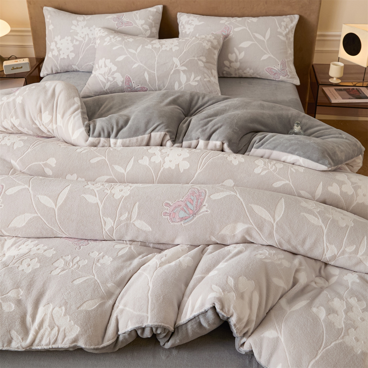 91家纺网 家纺一手货源 找家纺 星座家纺 2025新款雕花绒被子被芯冬被 蝶舞-浅灰
