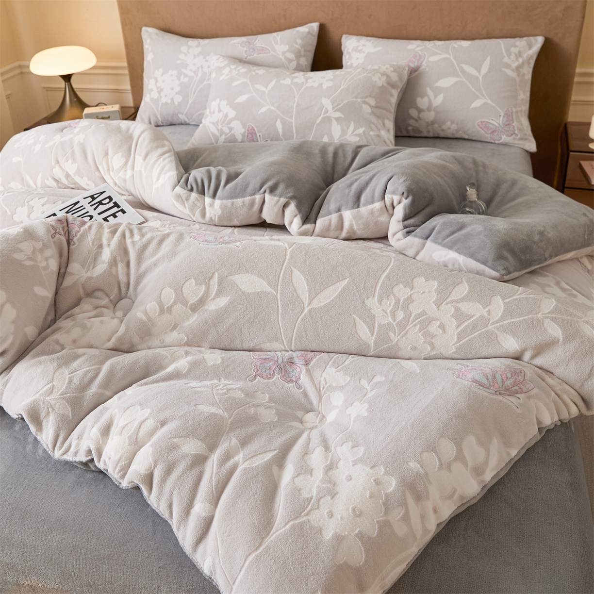 91家纺网 家纺一手货源 找家纺 星座家纺 2025新款雕花绒被子被芯冬被 蝶舞-浅灰