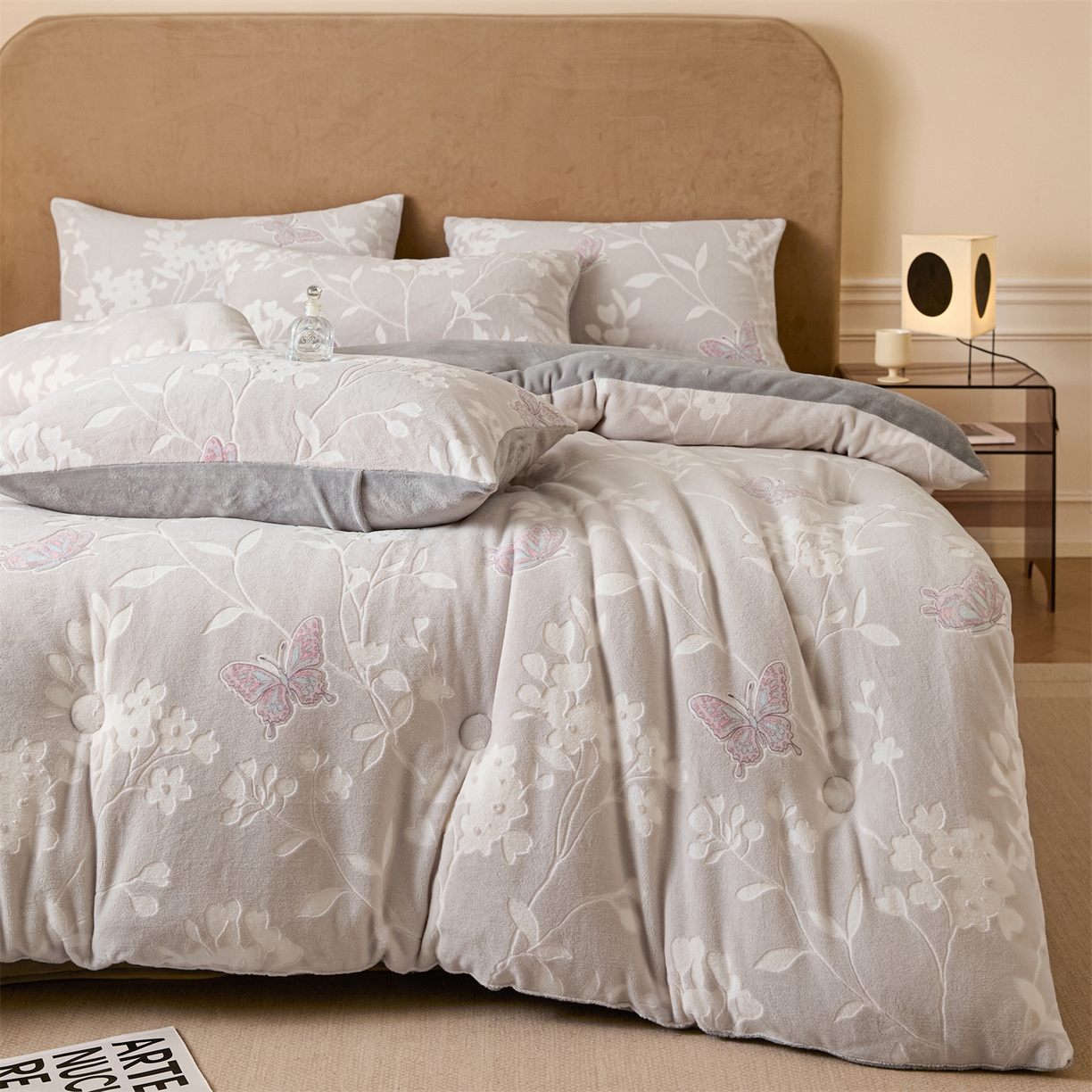 91家纺网 家纺一手货源 找家纺 星座家纺 2025新款雕花绒被子被芯冬被 蝶舞-浅灰