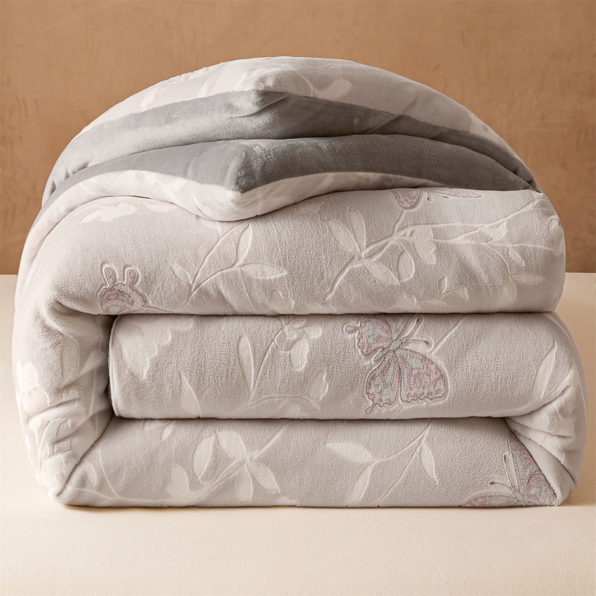 91家纺网 家纺一手货源 找家纺 星座家纺 2025新款雕花绒被子被芯冬被 蝶舞-浅灰