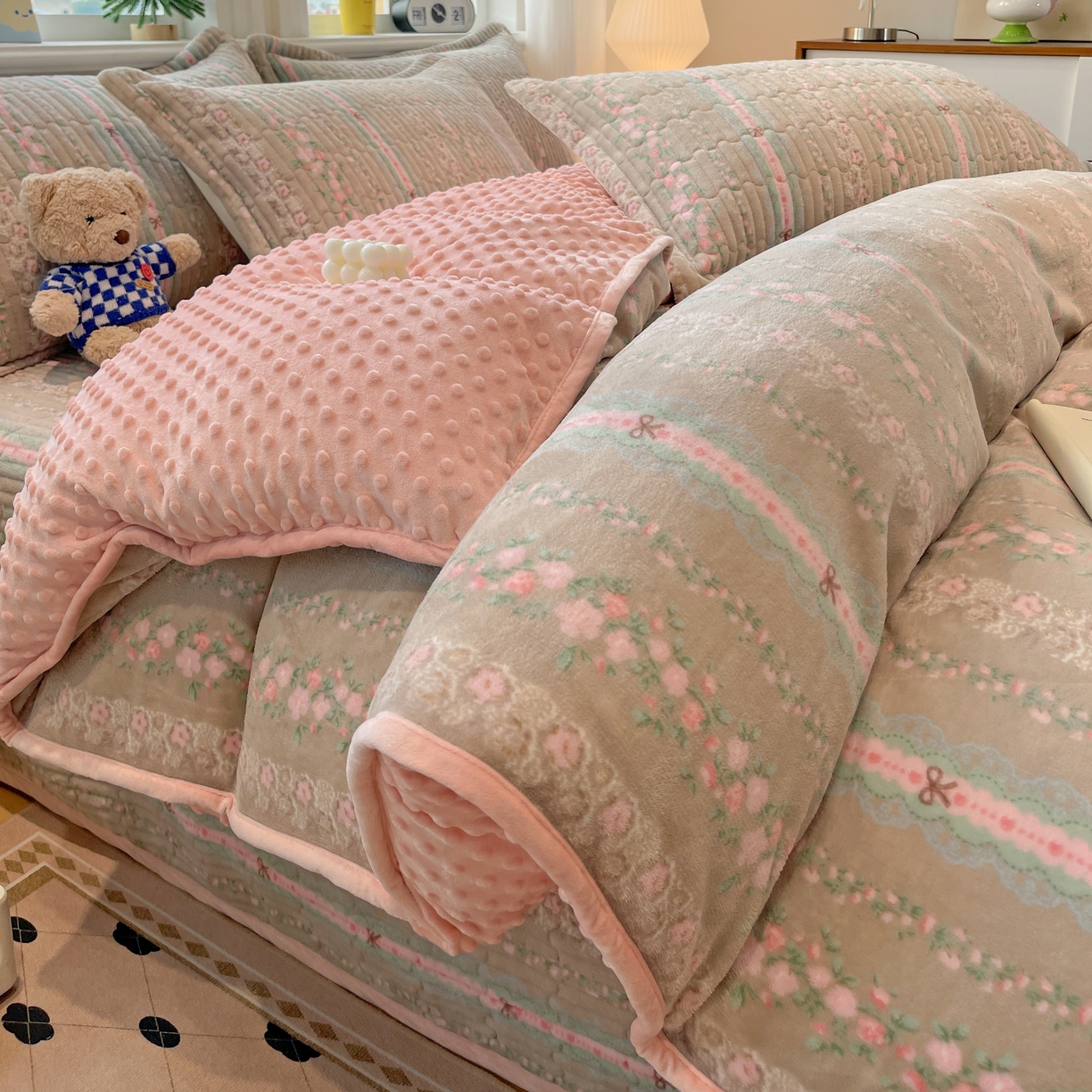 91家纺网 家纺一手货源 找家纺 （总）元熙 2025新款印花小清新韩国绒牛奶绒豆豆床盖四件套