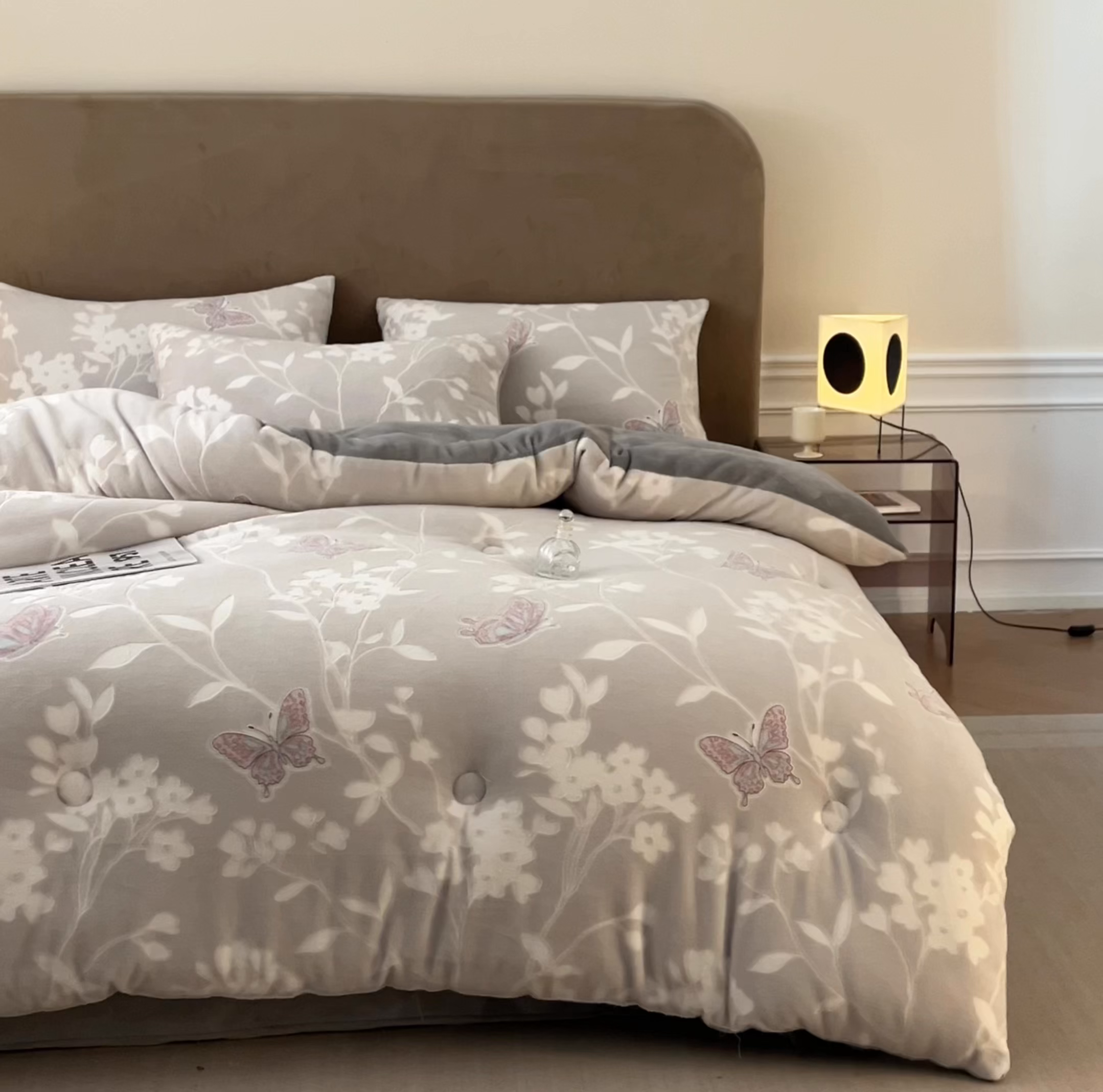 91家纺网 家纺一手货源 找家纺 星座家纺 2025新款雕花绒被子被芯冬被 蝶舞-浅灰
