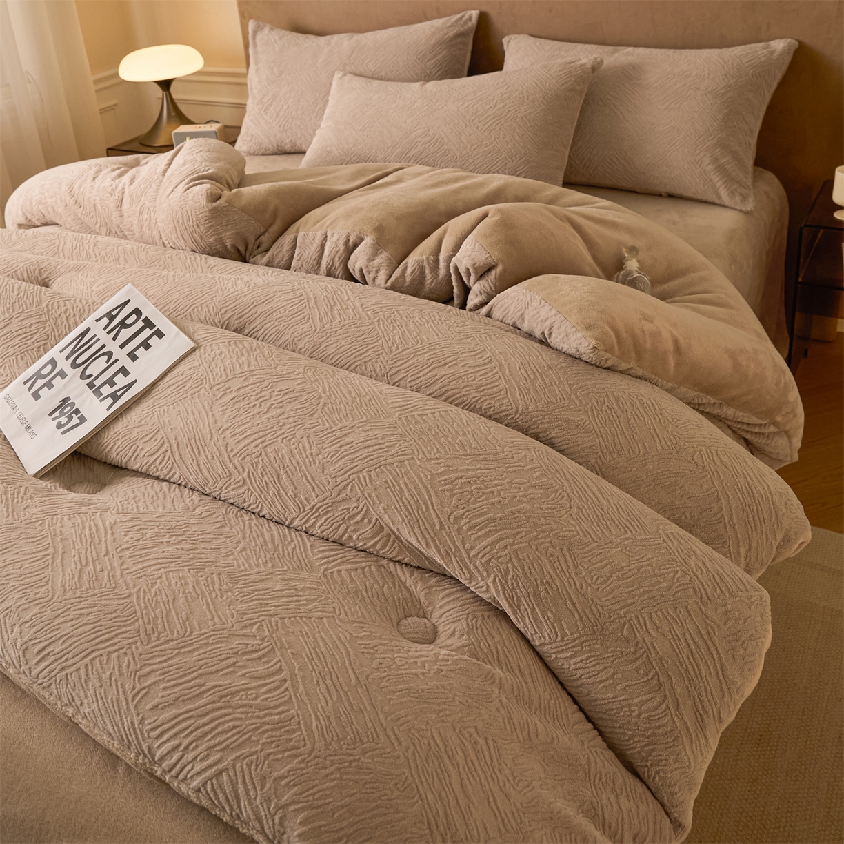 91家纺网 家纺一手货源 找家纺 星座家纺 2025新款雕花绒被子被芯冬被 格纹-卡其