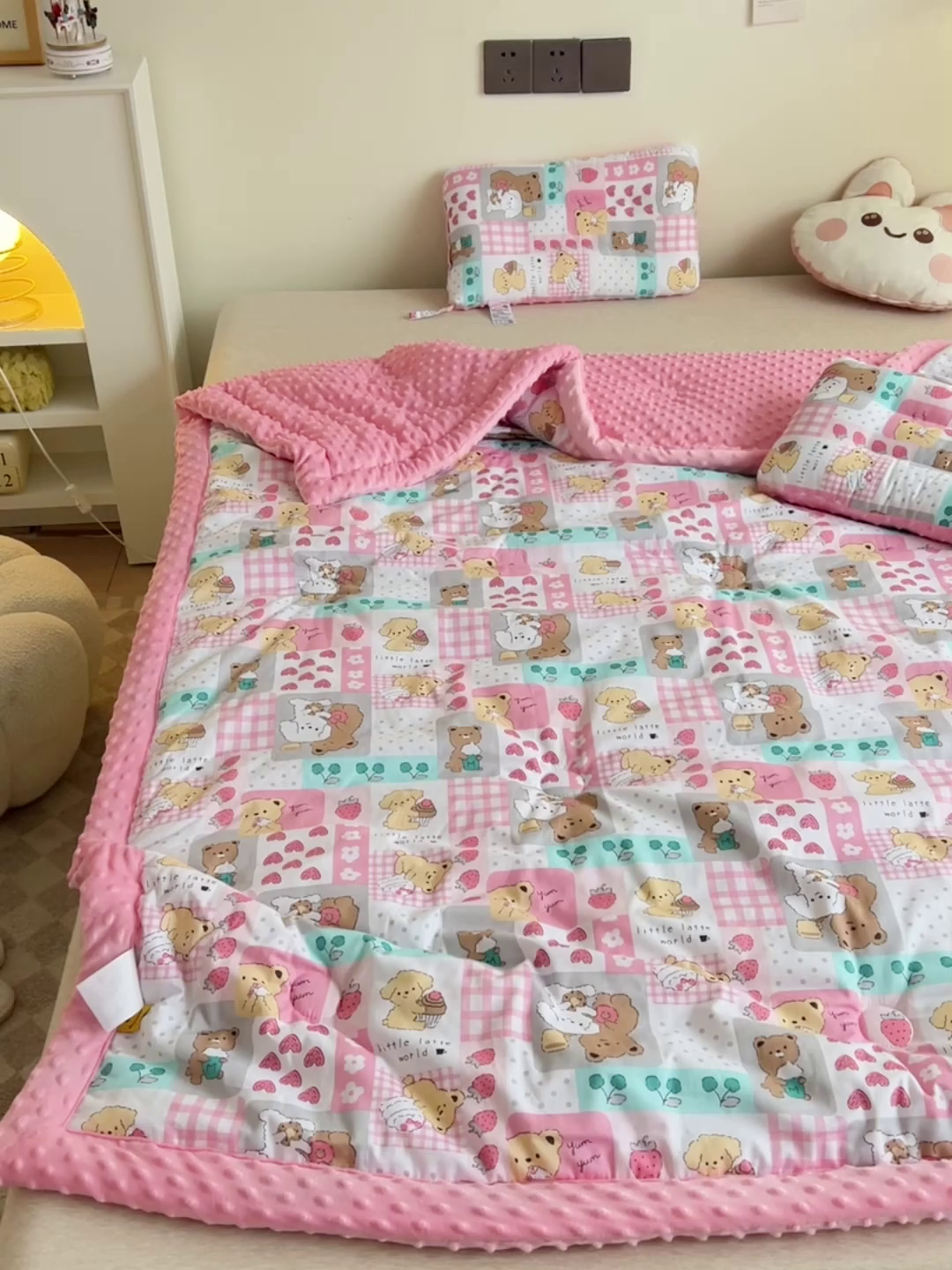 91家纺网 家纺一手货源 找家纺 十九色 2025秋冬新款全棉豆豆被春秋被被子被芯 蛋糕熊