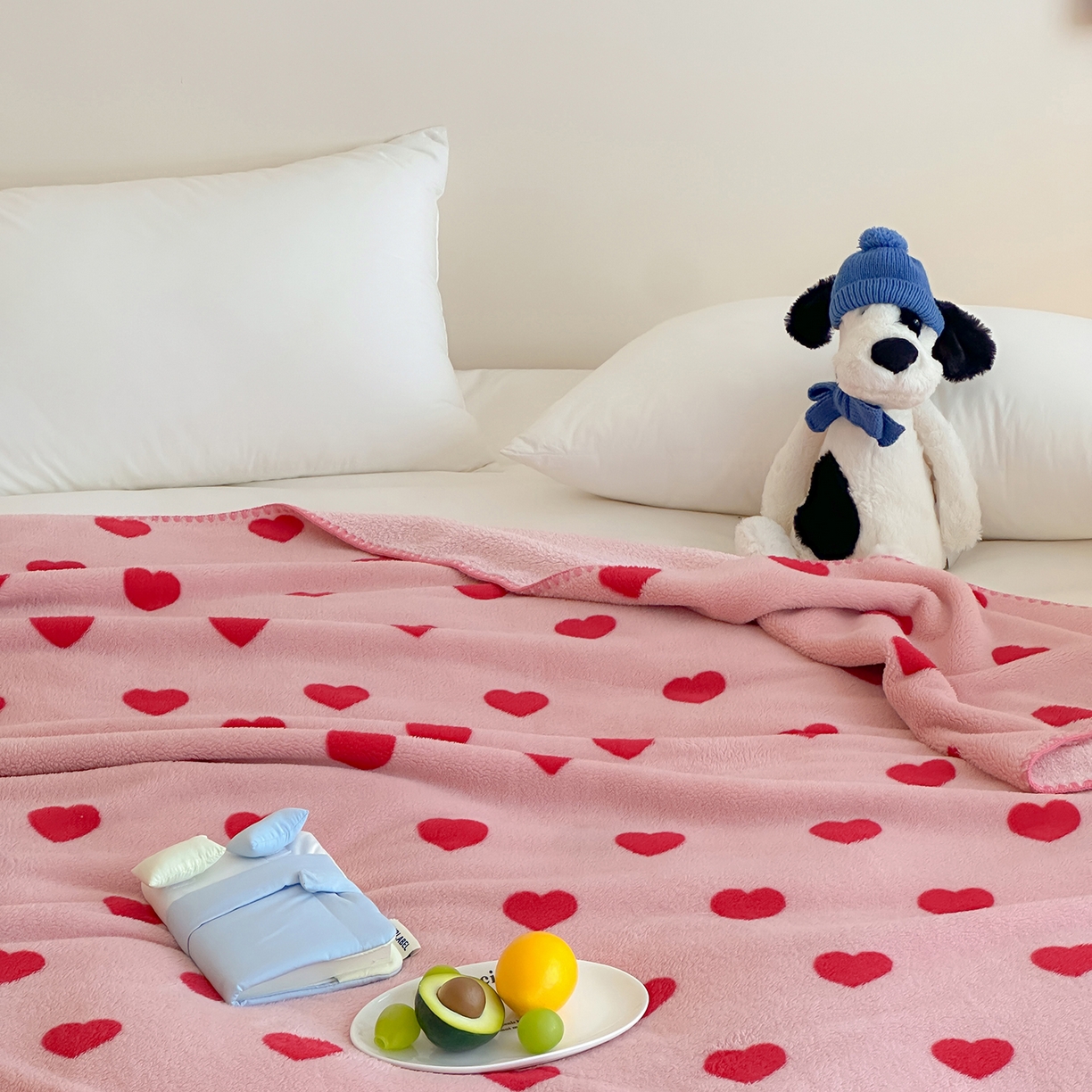 91家纺网 家纺一手货源 找家纺 桃子家居 2025新款A类ins加厚半边绒米粒绒牛奶绒三角针贝壳边多功能毛毯毯子 绒毛毯-三角针粉爱心