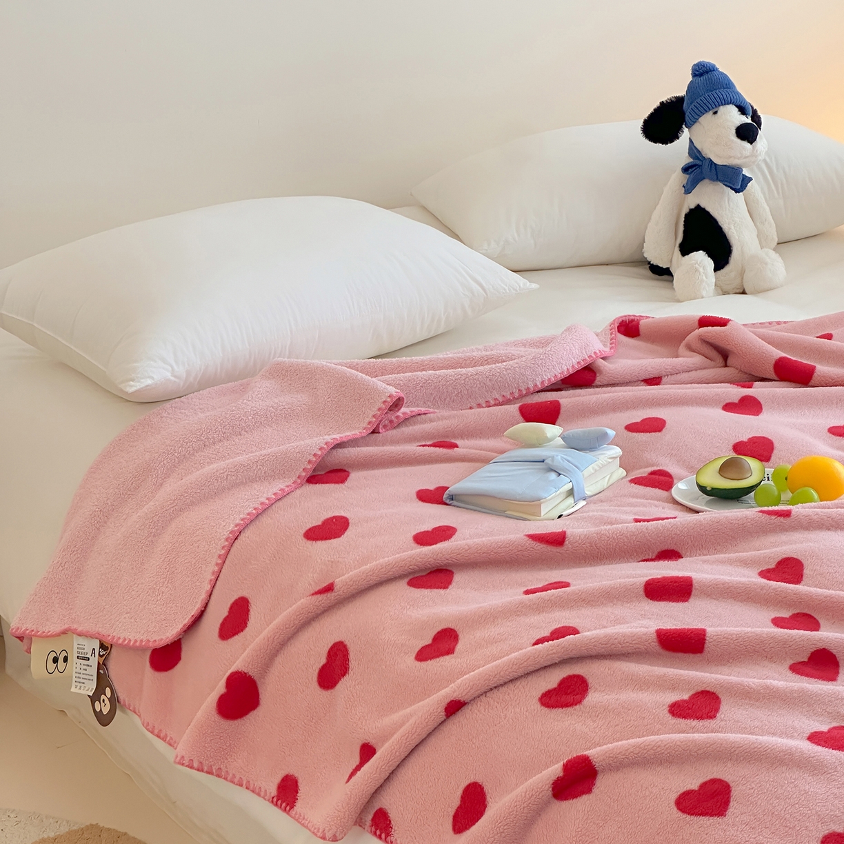 91家纺网 家纺一手货源 找家纺 桃子家居 2025新款A类ins加厚半边绒米粒绒牛奶绒三角针贝壳边多功能毛毯毯子 绒毛毯-三角针粉爱心