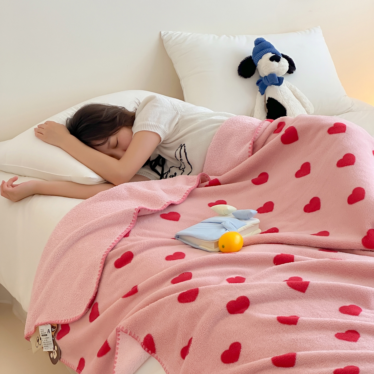 91家纺网 家纺一手货源 找家纺 桃子家居 2025新款A类ins加厚半边绒米粒绒牛奶绒三角针贝壳边多功能毛毯毯子 绒毛毯-三角针粉爱心