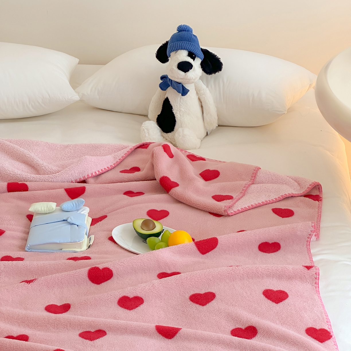 91家纺网 家纺一手货源 找家纺 桃子家居 2025新款A类ins加厚半边绒米粒绒牛奶绒三角针贝壳边多功能毛毯毯子 绒毛毯-三角针粉爱心