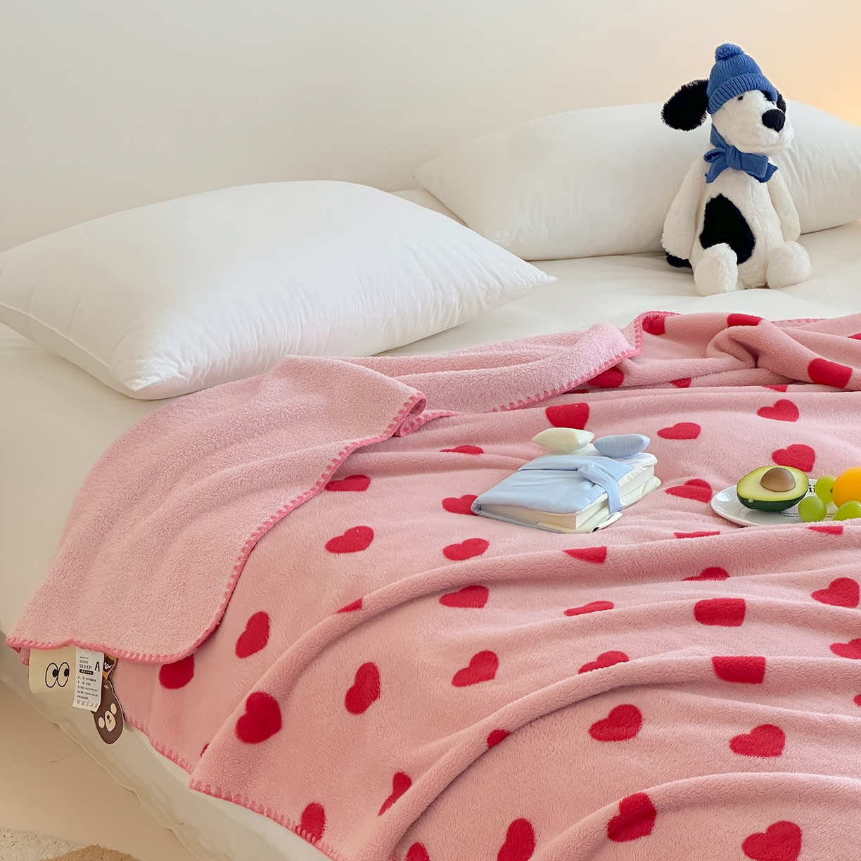 91家纺网 家纺一手货源 找家纺 桃子家居 2025新款A类ins加厚半边绒米粒绒牛奶绒三角针贝壳边多功能毛毯毯子 绒毛毯-三角针粉爱心