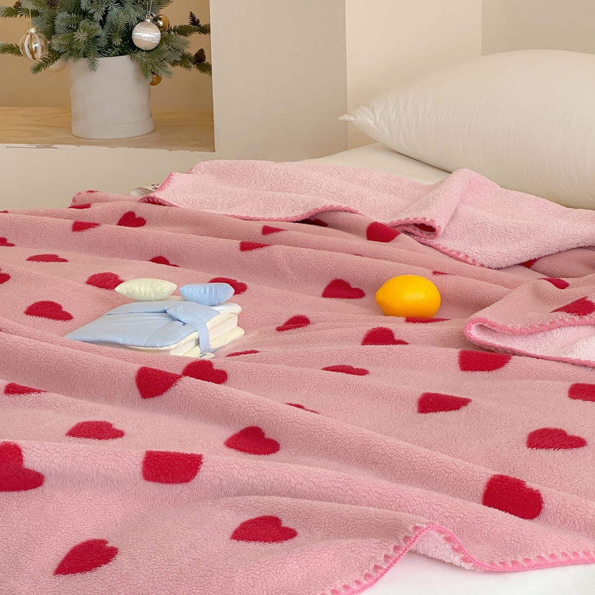 91家纺网 家纺一手货源 找家纺 桃子家居 2025新款A类ins加厚半边绒米粒绒牛奶绒三角针贝壳边多功能毛毯毯子 绒毛毯-三角针粉爱心