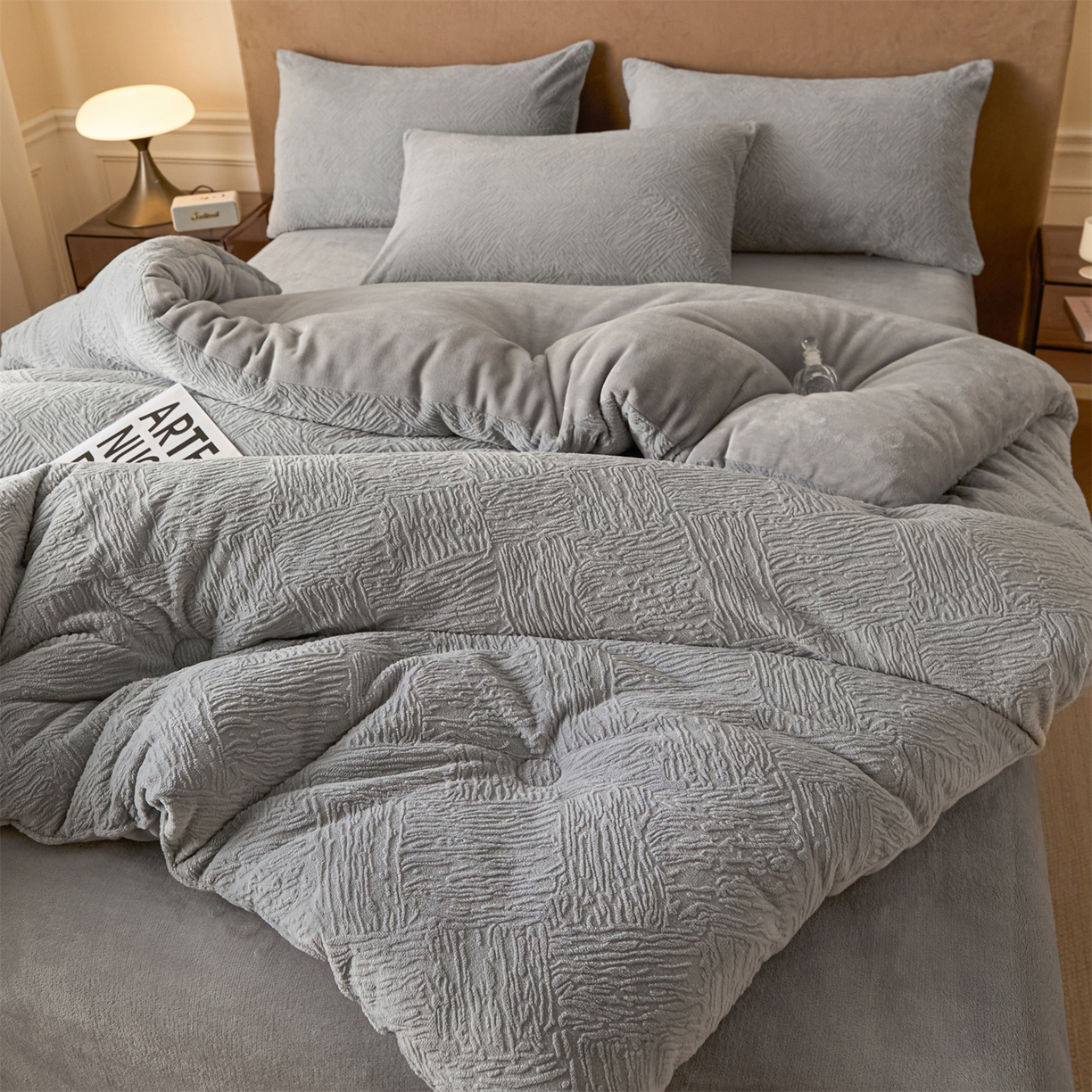 91家纺网 家纺一手货源 找家纺 星座家纺 2025新款雕花绒被子被芯冬被 格纹--山灰