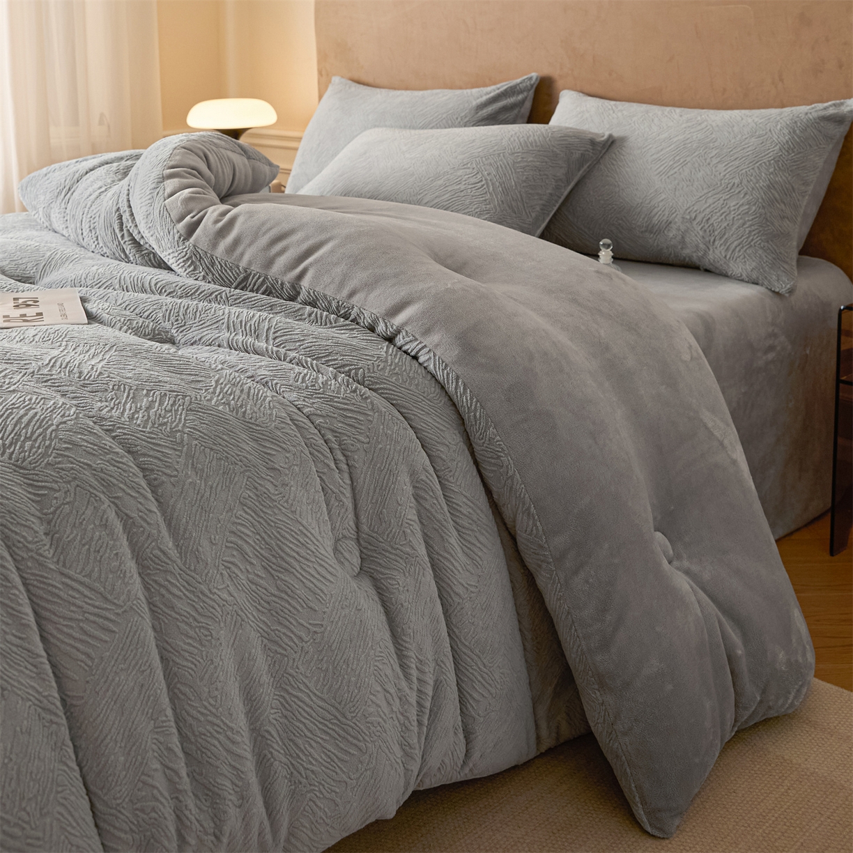 91家纺网 家纺一手货源 找家纺 星座家纺 2025新款雕花绒被子被芯冬被 格纹--山灰