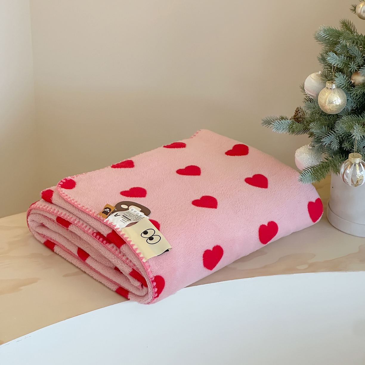 91家纺网 家纺一手货源 找家纺 桃子家居 2025新款A类ins加厚半边绒米粒绒牛奶绒三角针贝壳边多功能毛毯毯子 绒毛毯-三角针粉爱心