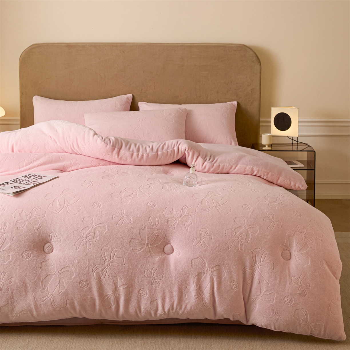 91家纺网 家纺一手货源 找家纺 星座家纺 2025新款雕花绒被子被芯冬被 蝴蝶结-粉