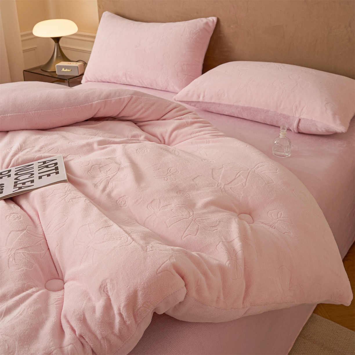 91家纺网 家纺一手货源 找家纺 星座家纺 2025新款雕花绒被子被芯冬被 蝴蝶结-粉