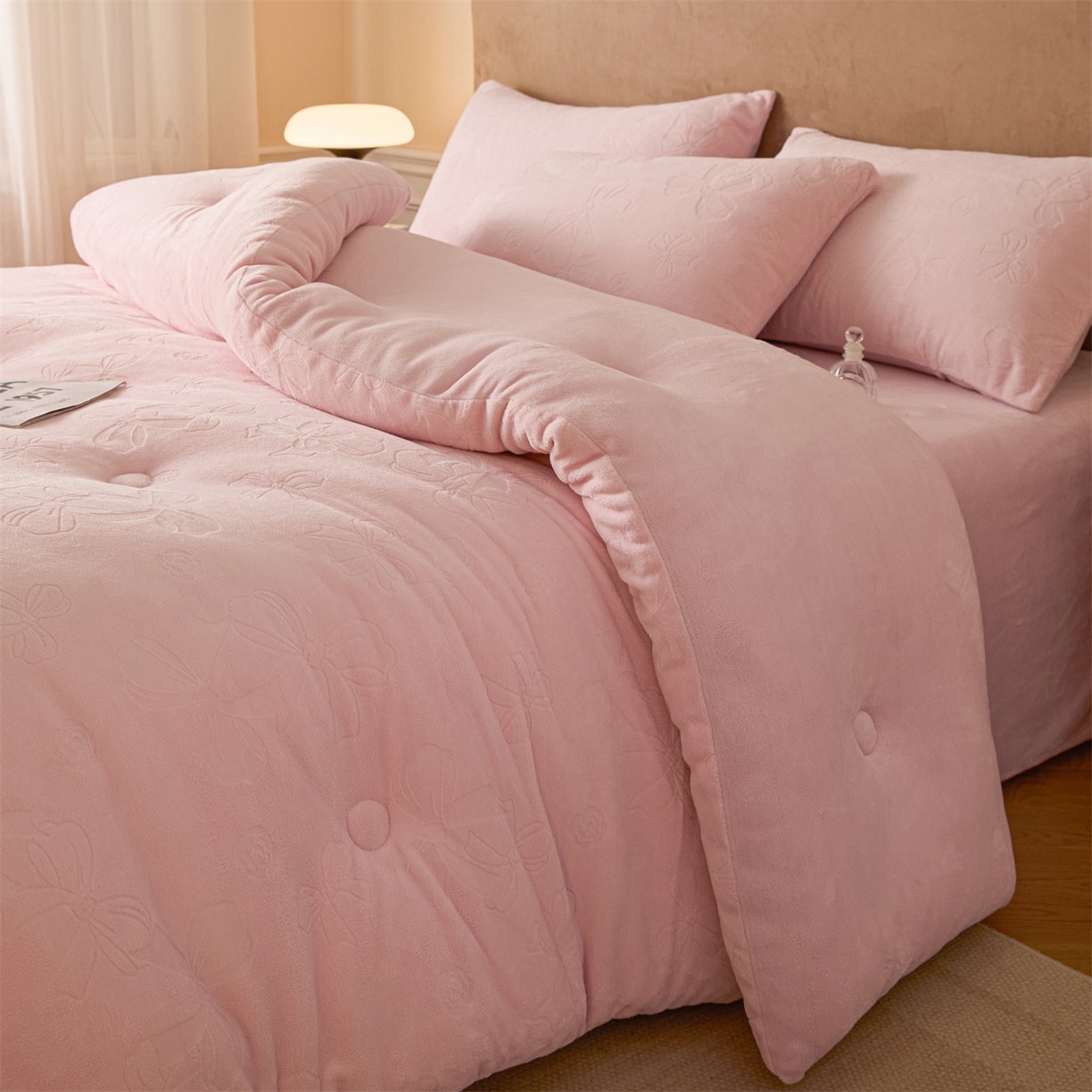 91家纺网 家纺一手货源 找家纺 星座家纺 2025新款雕花绒被子被芯冬被 蝴蝶结-粉