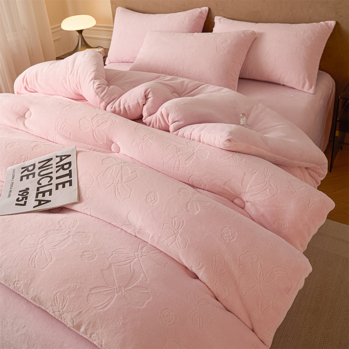 91家纺网 家纺一手货源 找家纺 星座家纺 2025新款雕花绒被子被芯冬被 蝴蝶结-粉