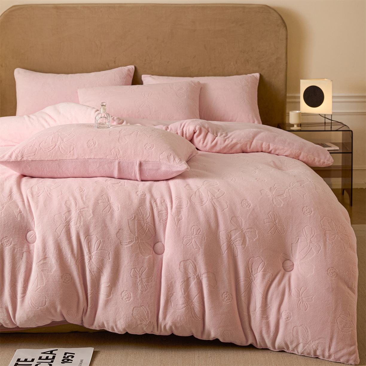 91家纺网 家纺一手货源 找家纺 星座家纺 2025新款雕花绒被子被芯冬被 蝴蝶结-粉