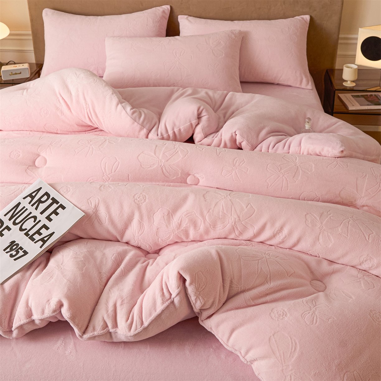 91家纺网 家纺一手货源 找家纺 星座家纺 2025新款雕花绒被子被芯冬被 蝴蝶结-粉