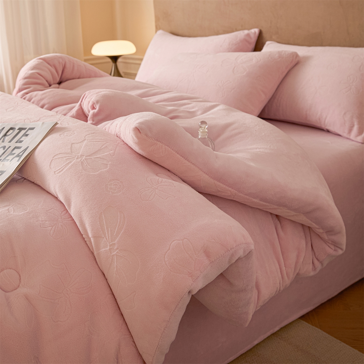 91家纺网 家纺一手货源 找家纺 星座家纺 2025新款雕花绒被子被芯冬被 蝴蝶结-粉