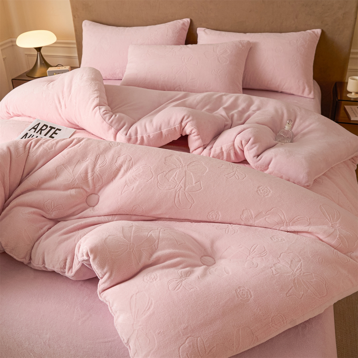 91家纺网 家纺一手货源 找家纺 星座家纺 2025新款雕花绒被子被芯冬被 蝴蝶结-粉