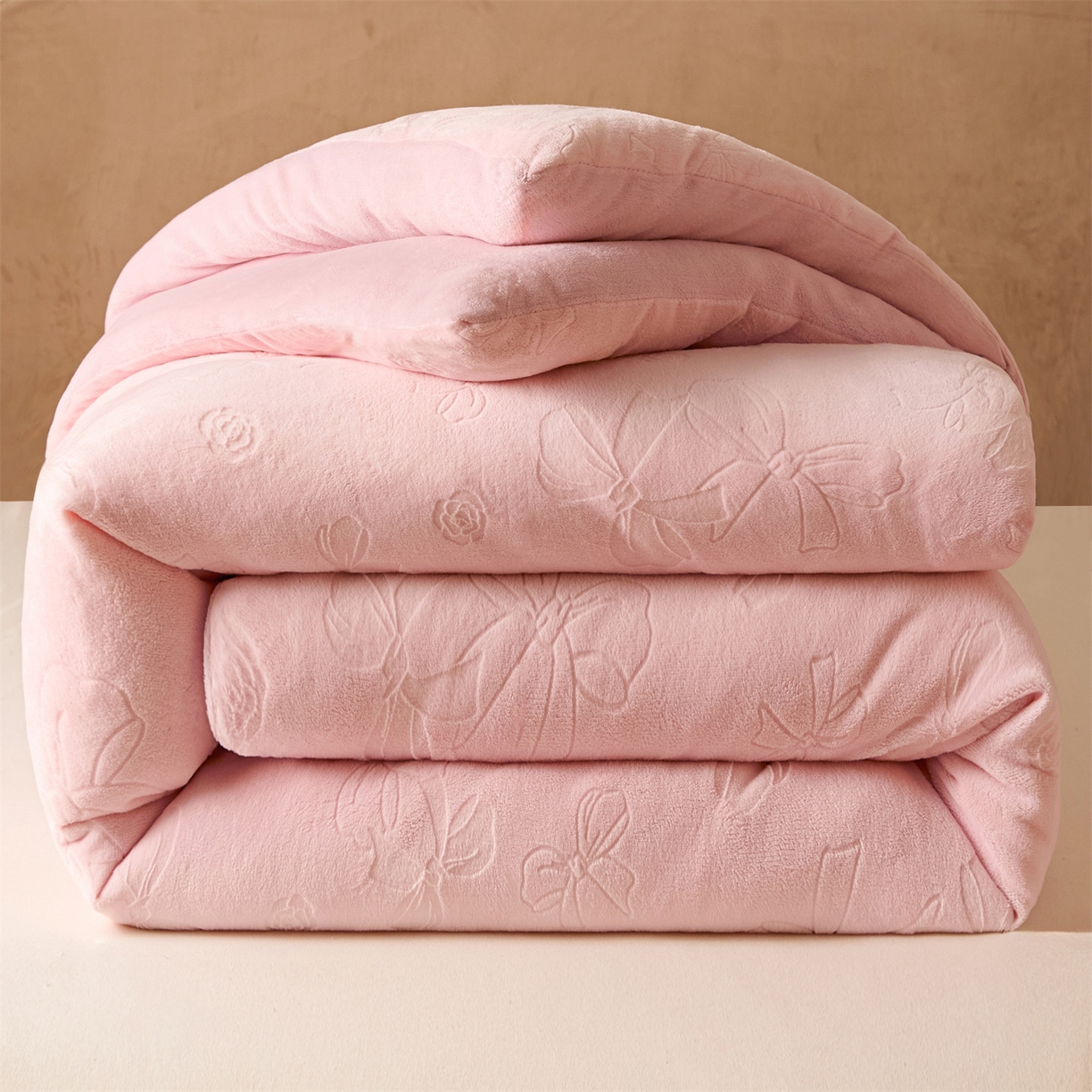 91家纺网 家纺一手货源 找家纺 星座家纺 2025新款雕花绒被子被芯冬被 蝴蝶结-粉