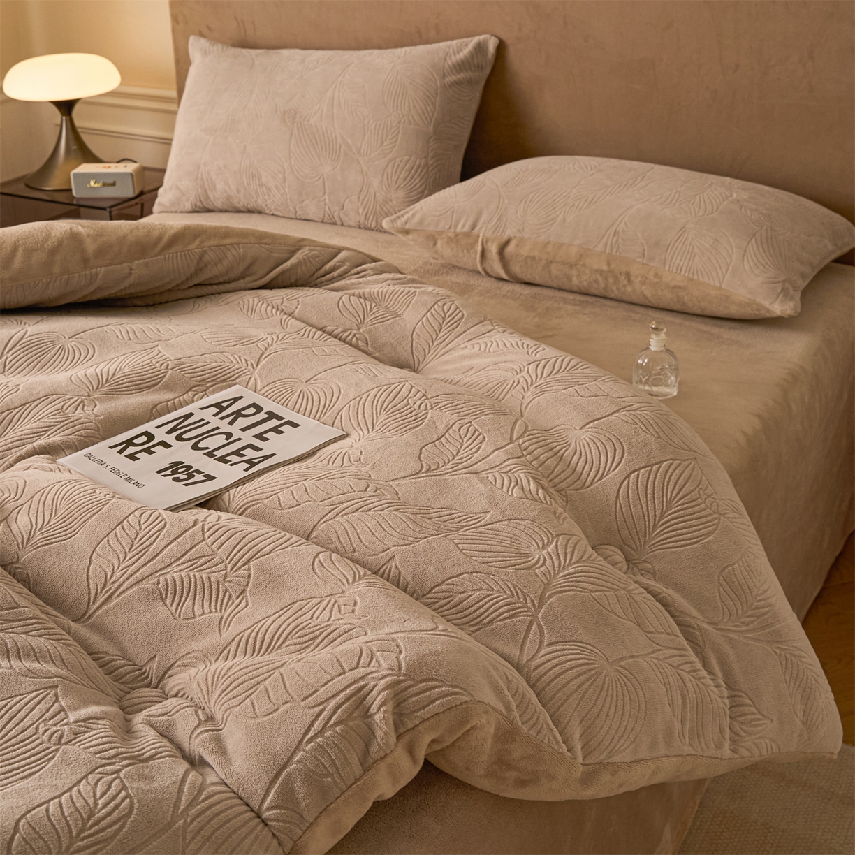 91家纺网 家纺一手货源 找家纺 星座家纺 2025新款雕花绒被子被芯冬被 棕榈-卡其