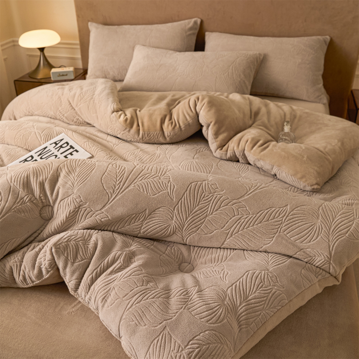 91家纺网 家纺一手货源 找家纺 星座家纺 2025新款雕花绒被子被芯冬被 棕榈-卡其