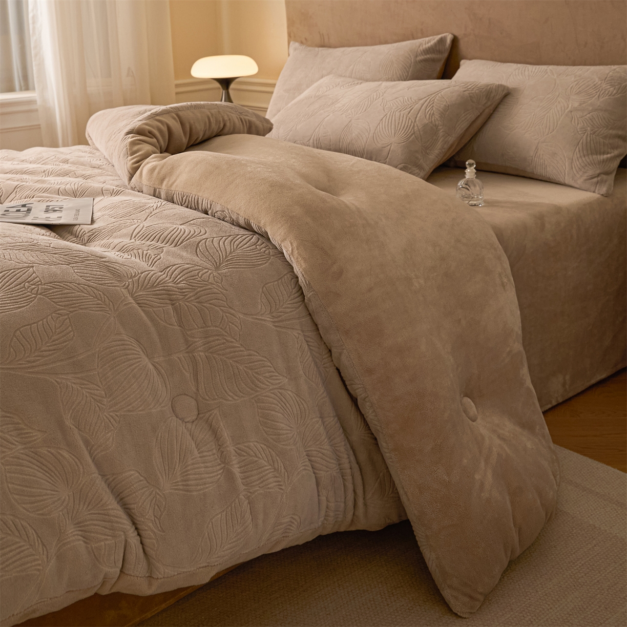 91家纺网 家纺一手货源 找家纺 星座家纺 2025新款雕花绒被子被芯冬被 棕榈-卡其