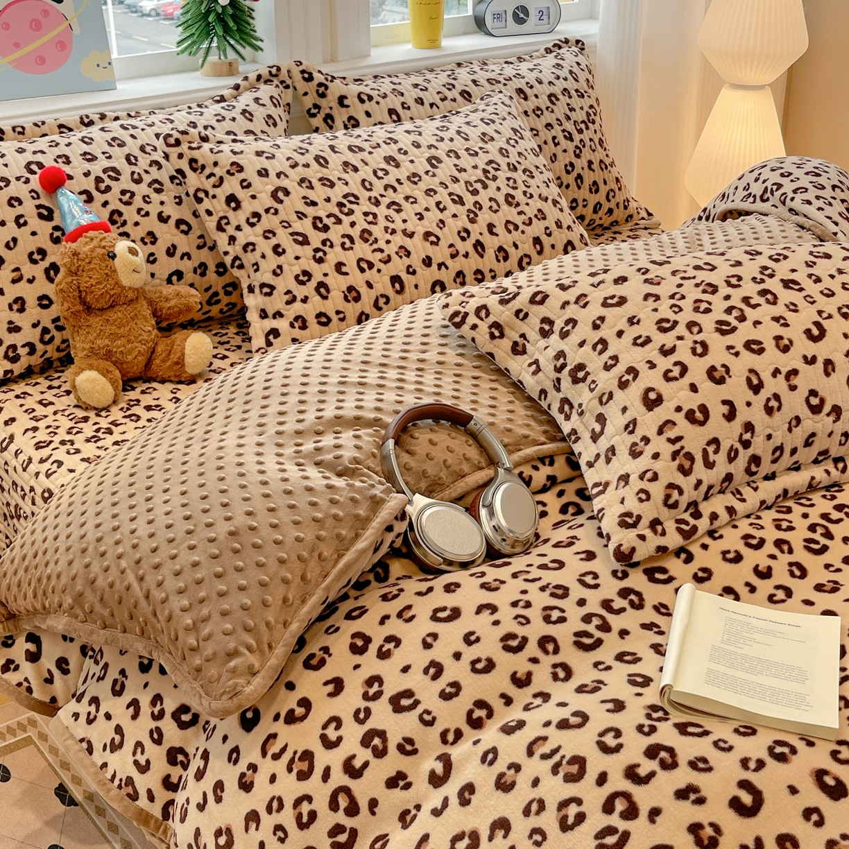 91家纺网 家纺一手货源 找家纺 元熙 2025新款印花小清新韩国绒牛奶绒豆豆床盖四件套-豹纹