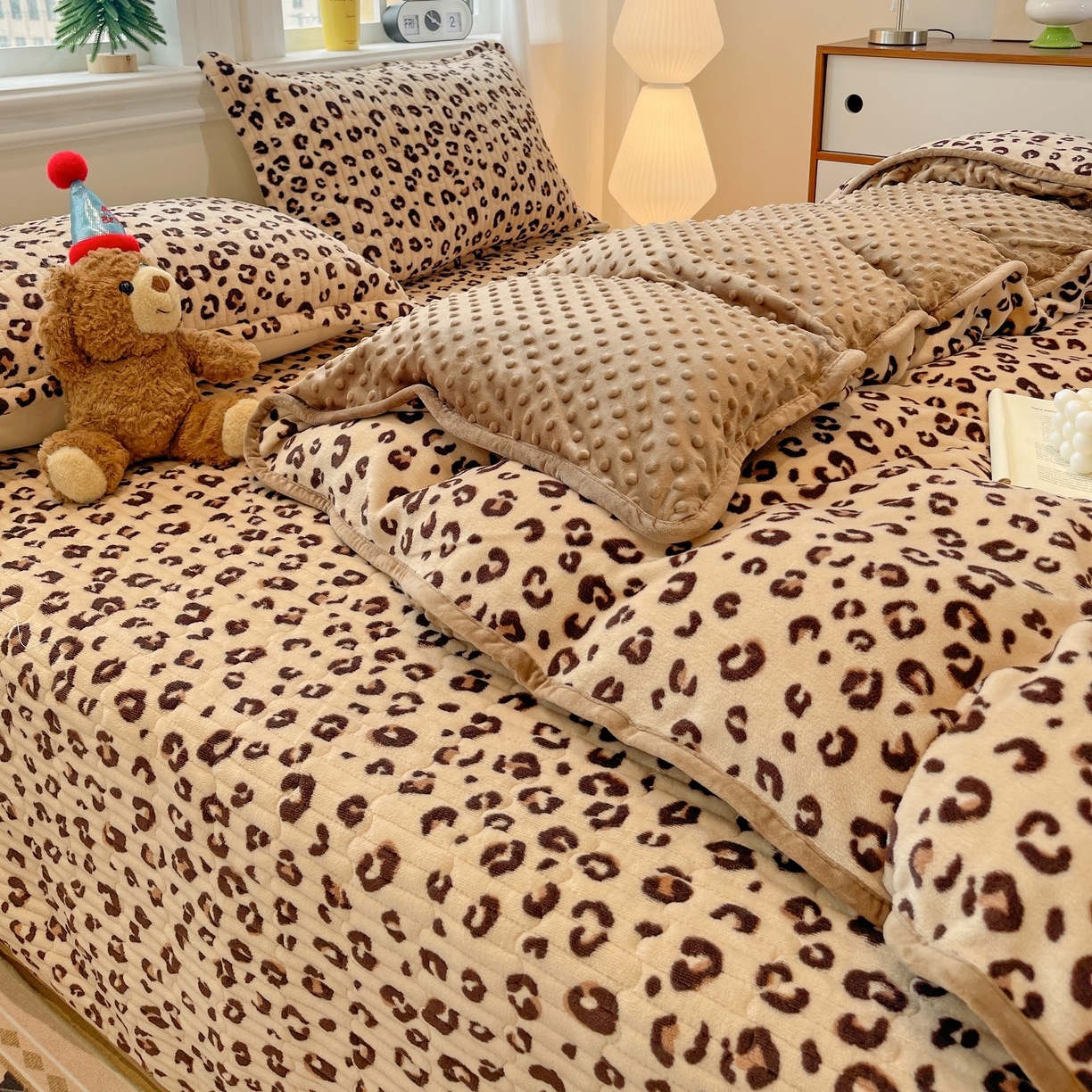 91家纺网 家纺一手货源 找家纺 元熙 2025新款印花小清新韩国绒牛奶绒豆豆床盖四件套-豹纹