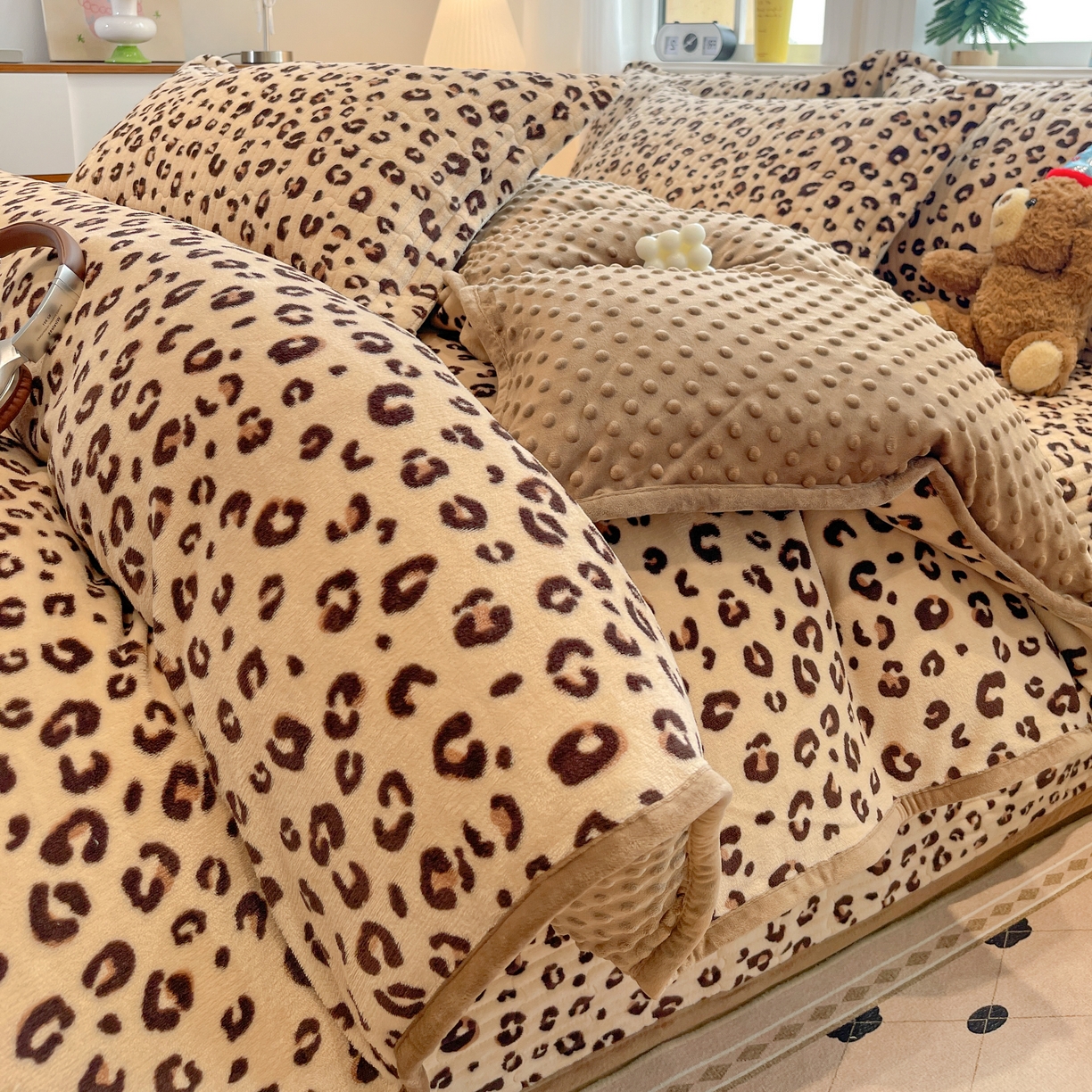 91家纺网 家纺一手货源 找家纺 元熙 2025新款印花小清新韩国绒牛奶绒豆豆床盖四件套-豹纹